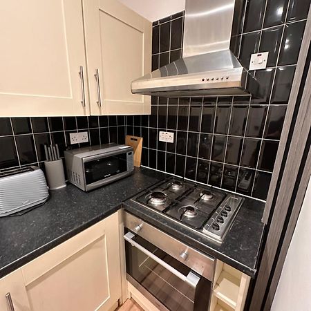 R2 - Elegant Private Room Opposite Queen Elizabeth Hospital - Harborne 伯明翰 外观 照片