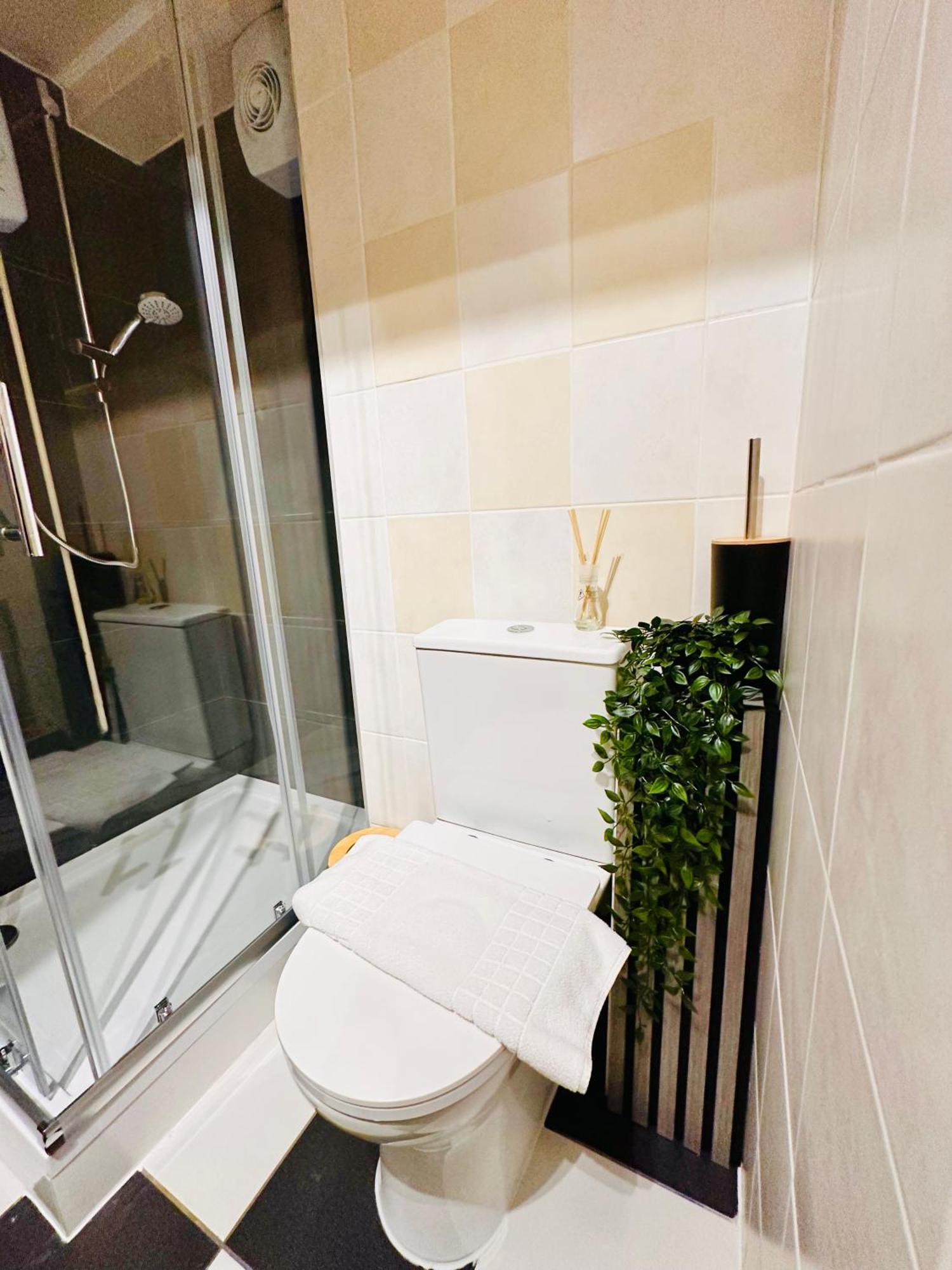R2 - Elegant Private Room Opposite Queen Elizabeth Hospital - Harborne 伯明翰 外观 照片