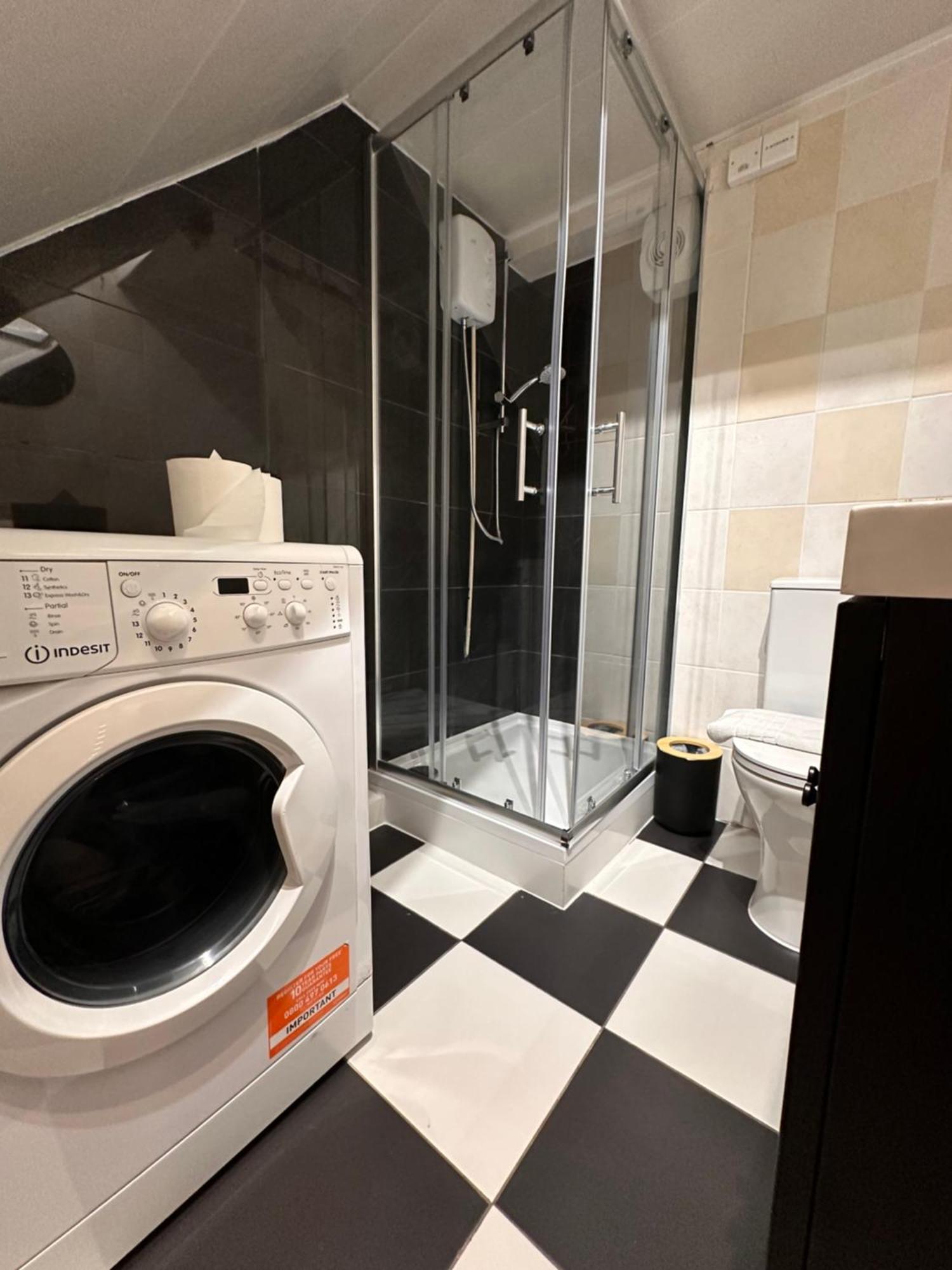 R2 - Elegant Private Room Opposite Queen Elizabeth Hospital - Harborne 伯明翰 外观 照片