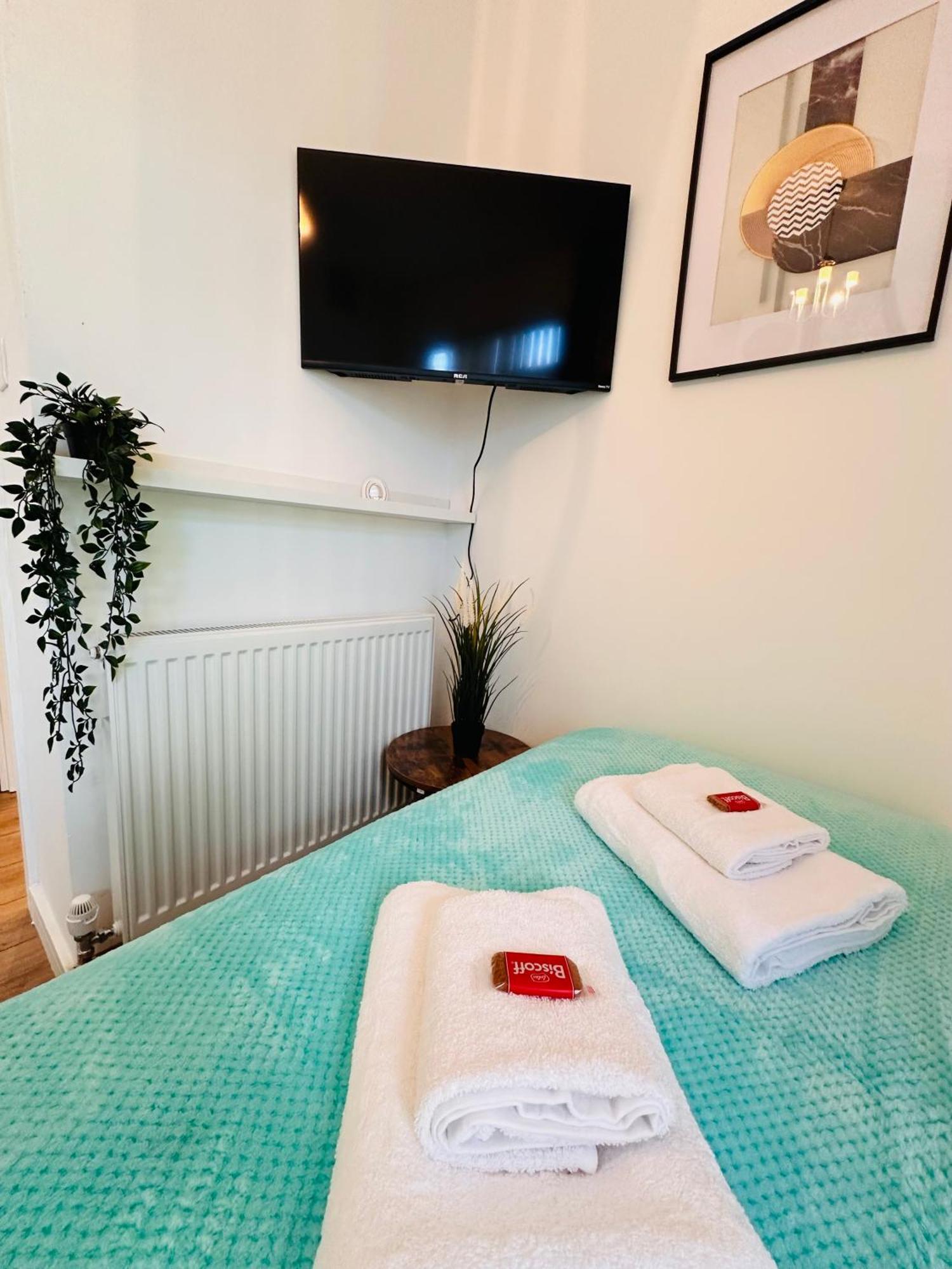 R2 - Elegant Private Room Opposite Queen Elizabeth Hospital - Harborne 伯明翰 外观 照片