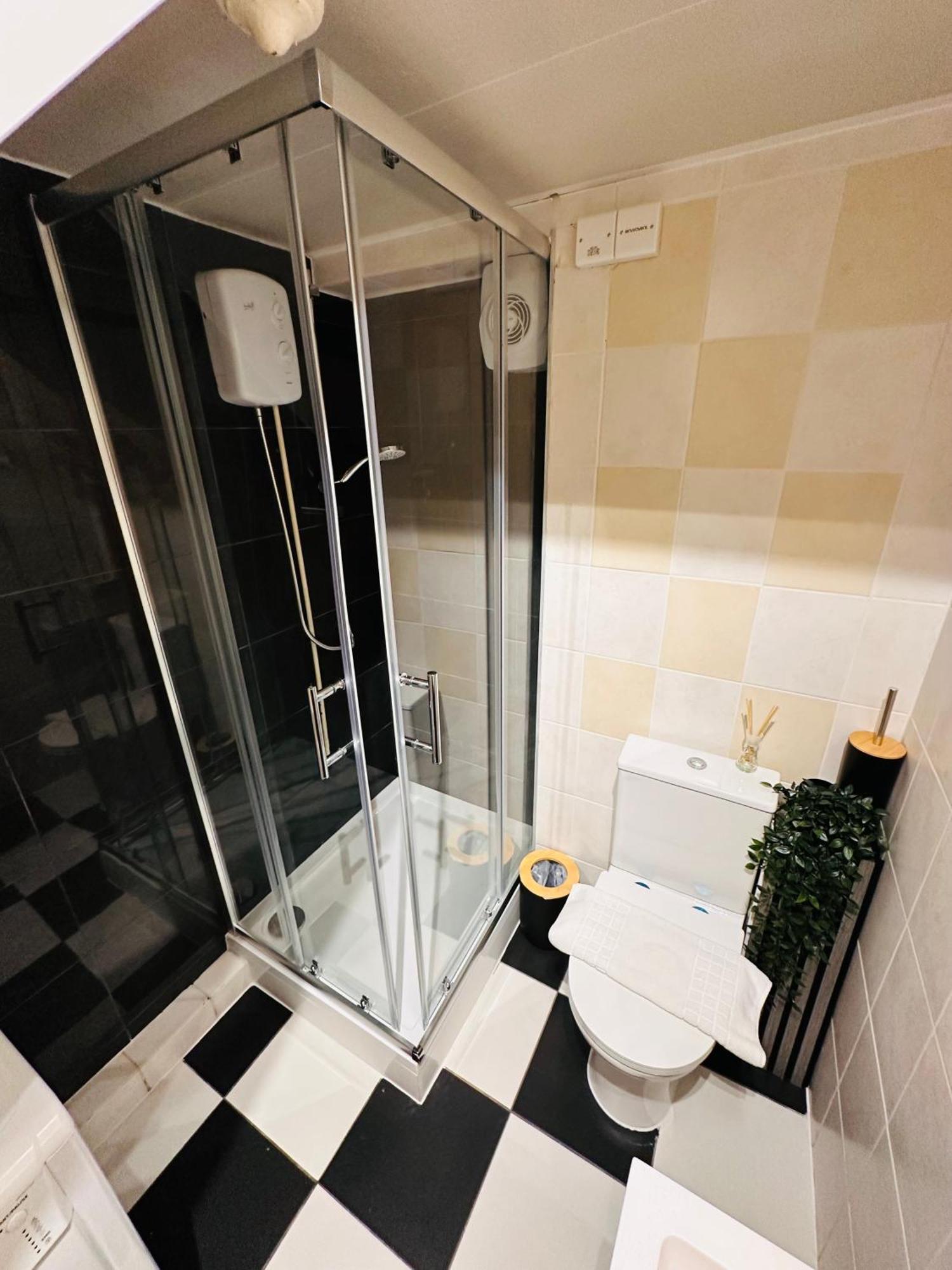 R2 - Elegant Private Room Opposite Queen Elizabeth Hospital - Harborne 伯明翰 外观 照片