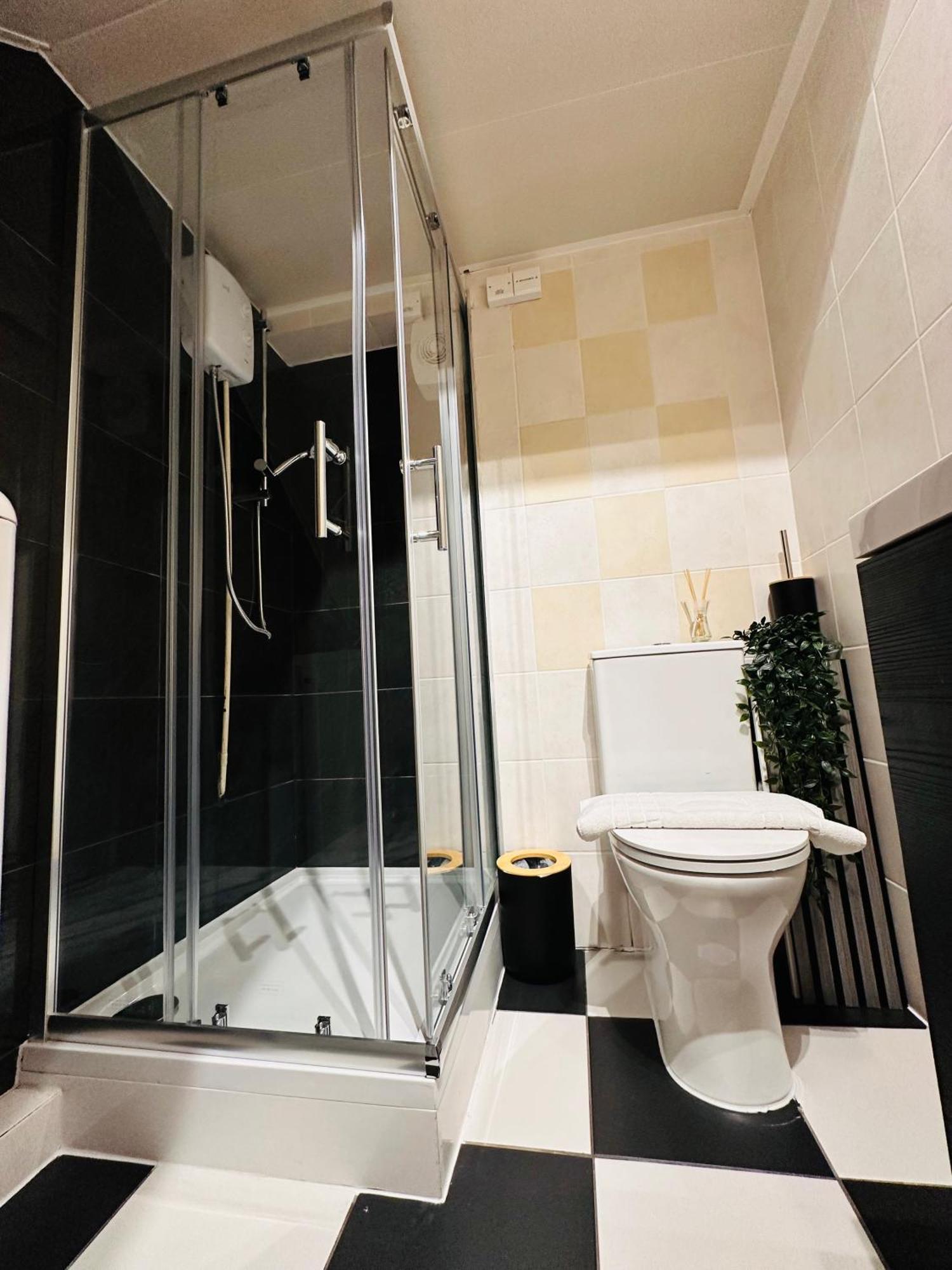 R2 - Elegant Private Room Opposite Queen Elizabeth Hospital - Harborne 伯明翰 外观 照片