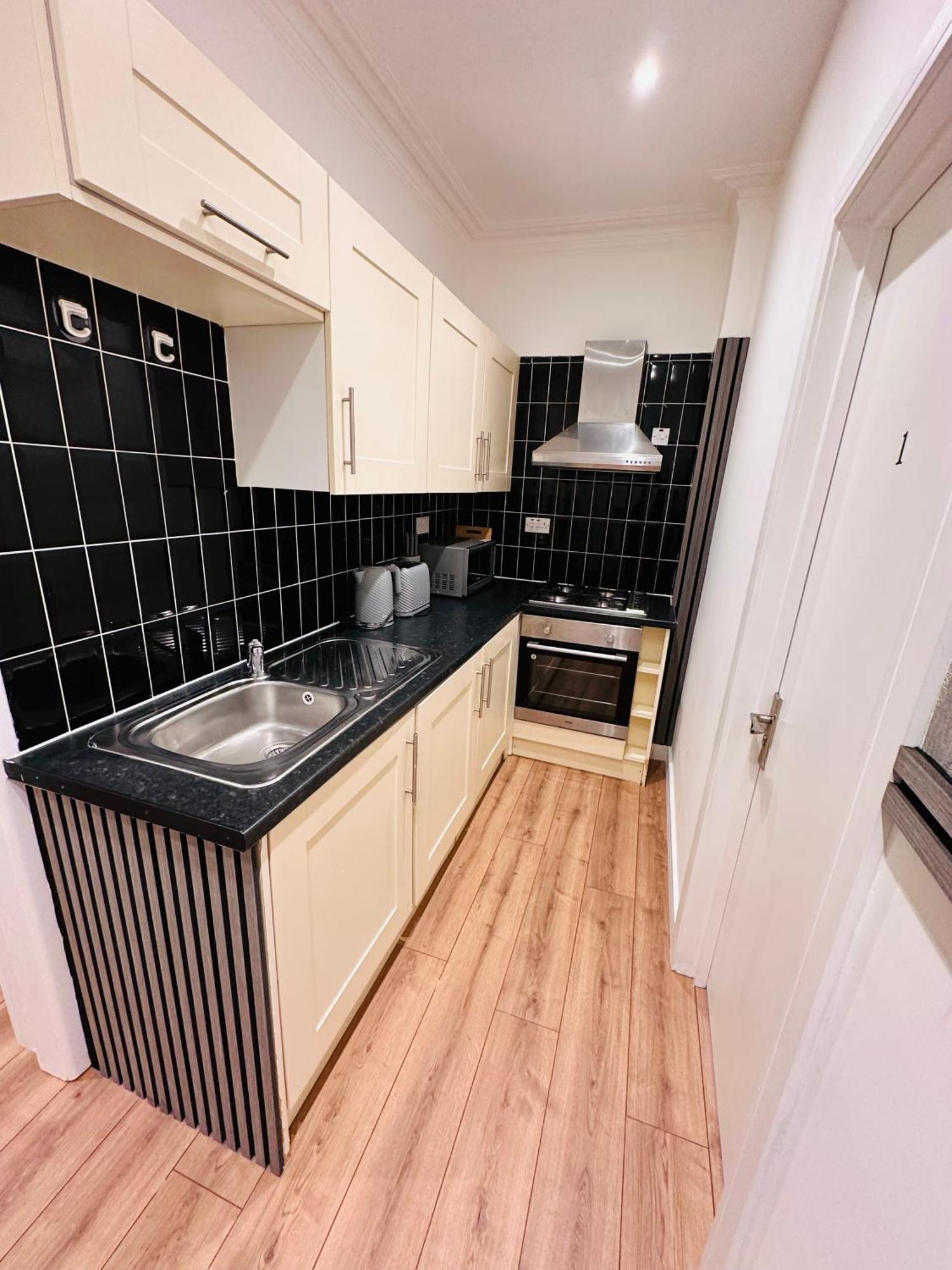 R2 - Elegant Private Room Opposite Queen Elizabeth Hospital - Harborne 伯明翰 外观 照片