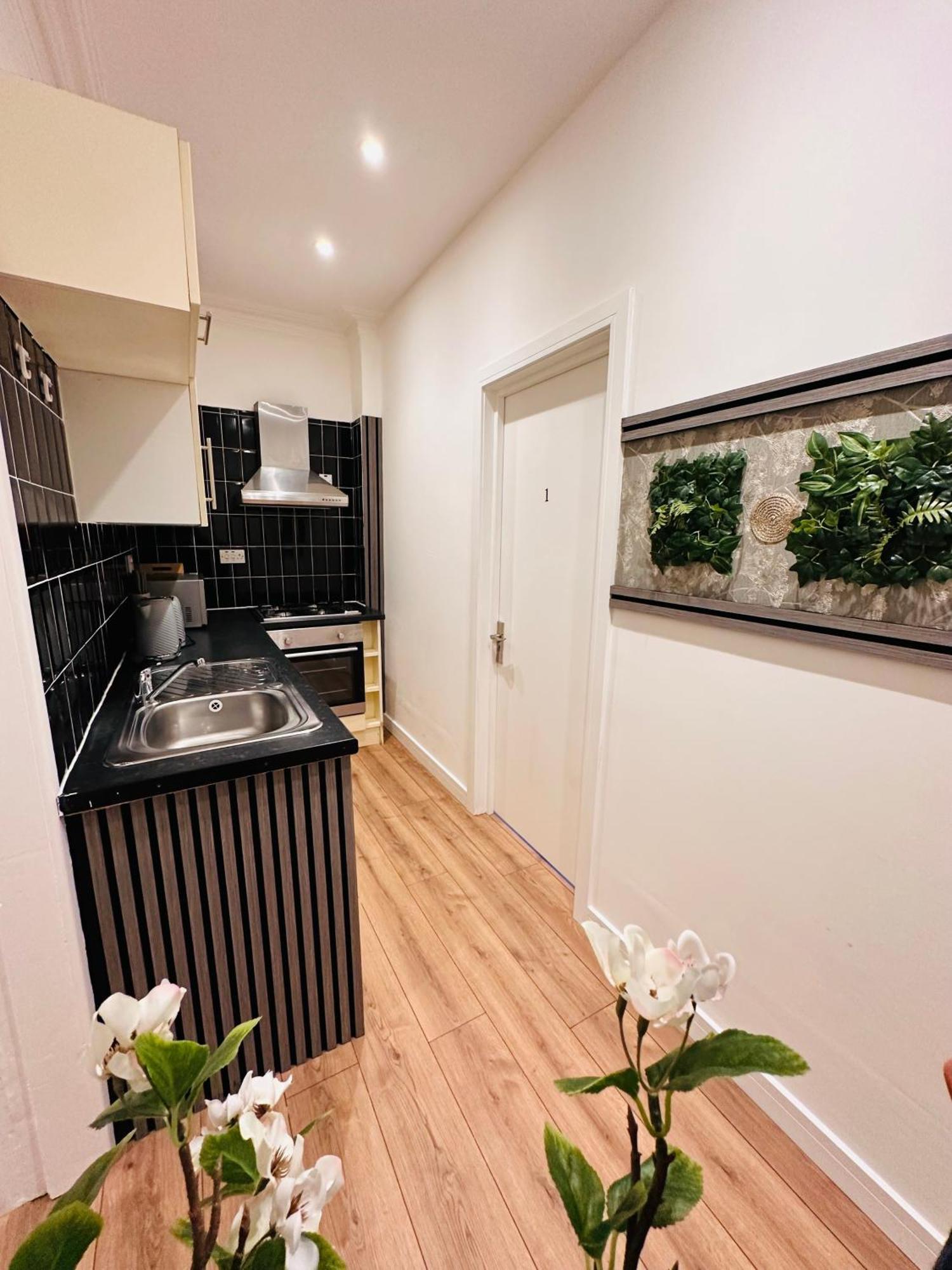 R2 - Elegant Private Room Opposite Queen Elizabeth Hospital - Harborne 伯明翰 外观 照片
